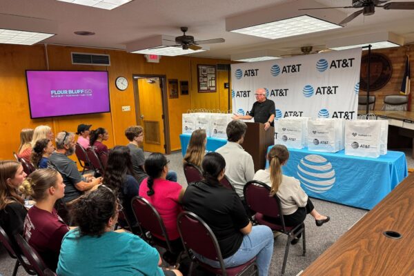 Flour Bluff ISD Students Receive Laptops Thanks to AT&T, Chairman Todd Hunter, and the Hornet Legacy Foundation (1)